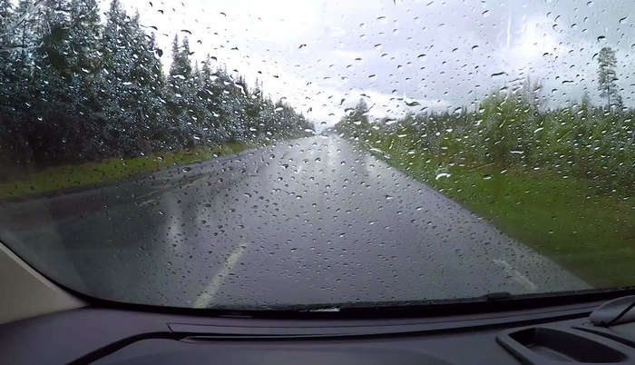 下雨天上高速要注意什么(下雨天走高速注意事项)