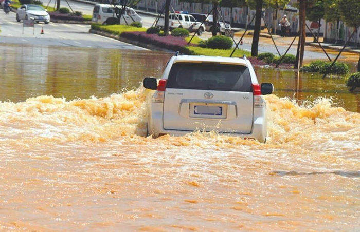 车停在路边被水淹了怎么办(车子停在路边被雨水淹了怎么办)