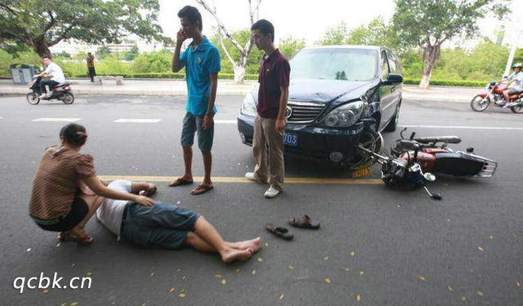 汽车撞了无牌无证的摩托车怎么处理