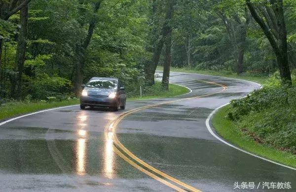 下雨汽车刹车为什么比平时重(汽车刹车为什么在左边)