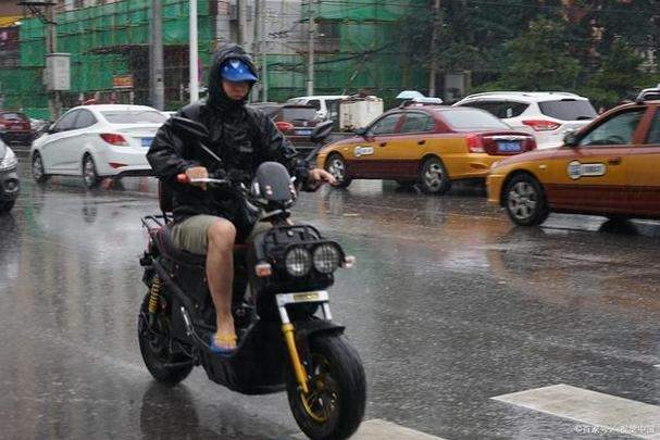 为什么下雨天摩托车一加油门就熄火 摩托车下雨天加油突突加不起速