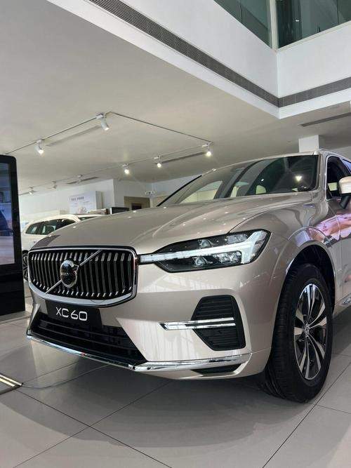 沃尔沃xc60与指挥官选哪个(jeep大指挥官和沃尔沃xc60怎么选择)